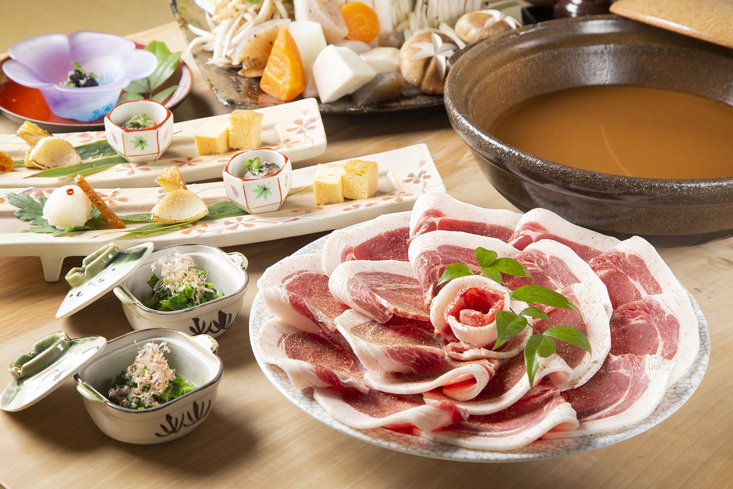 料理旅館 近又 — 丹波篠山 · 牡丹の花のように盛った猪肉と季節の前菜