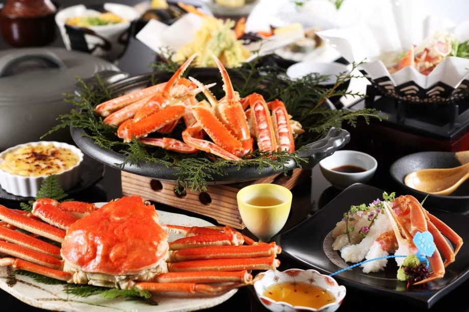 但馬屋 — 城崎温泉 · 冬の「カニフルコース」の料理の一例(茹で・焼き・刺し)