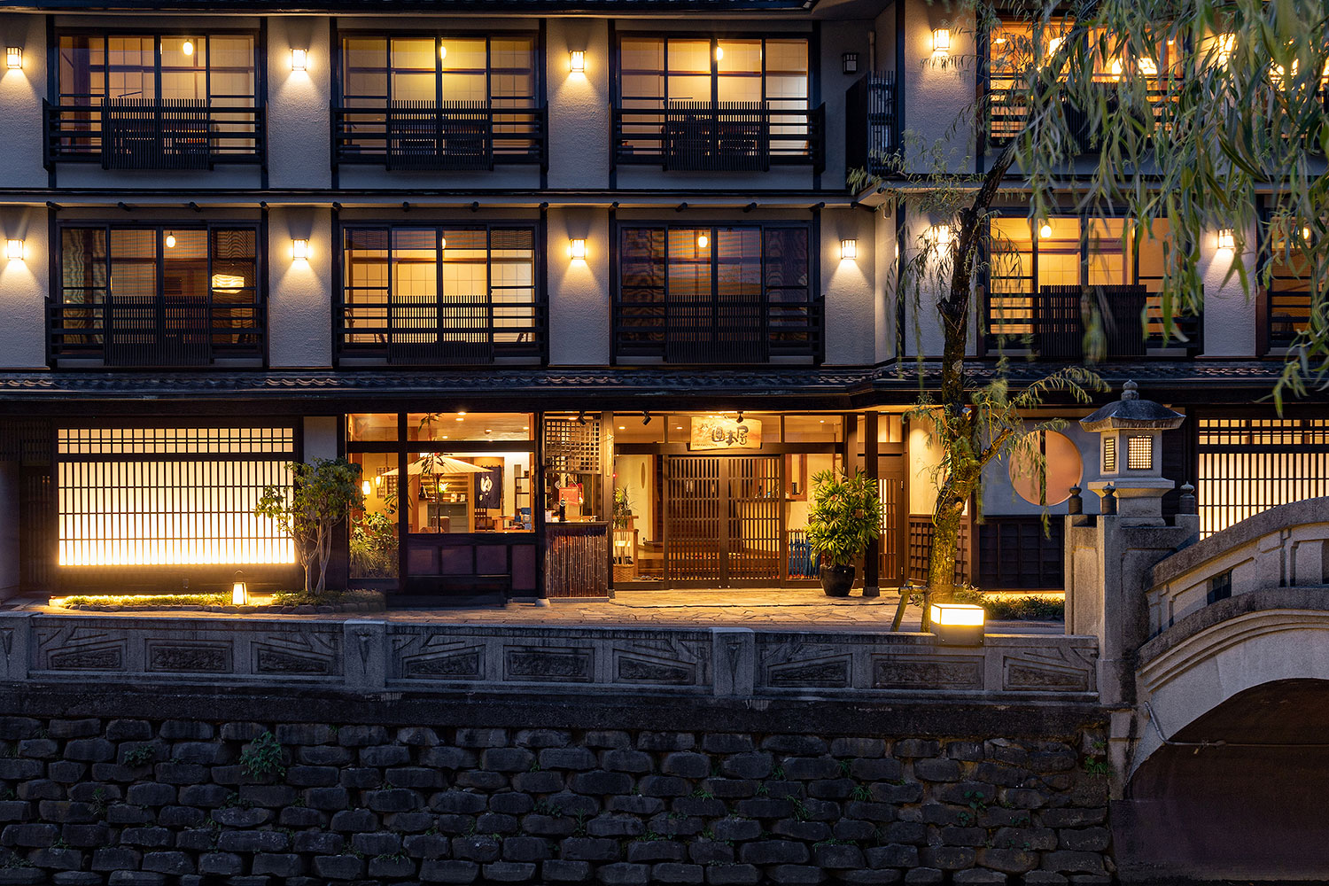 山本屋 — 城崎温泉・大谿川沿い · 一の湯の隣に建つ創業350年の木造3階建ての旅館