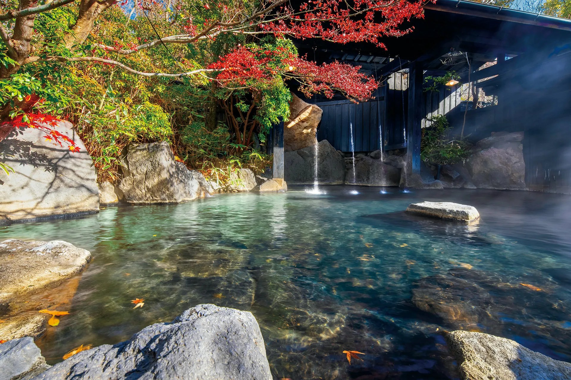 いやしの里 樹やしき — 熊本県南小国町・黒川温泉 · 紅葉の岩壁に囲まれた源泉かけ流しの露天風呂