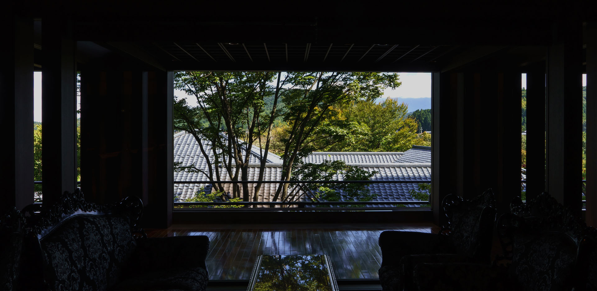 別邸 越の里 — 新潟県新発田市・月岡温泉 · 華鳳の別邸、1フロア4室・全20室のスイートの客室から見る庭