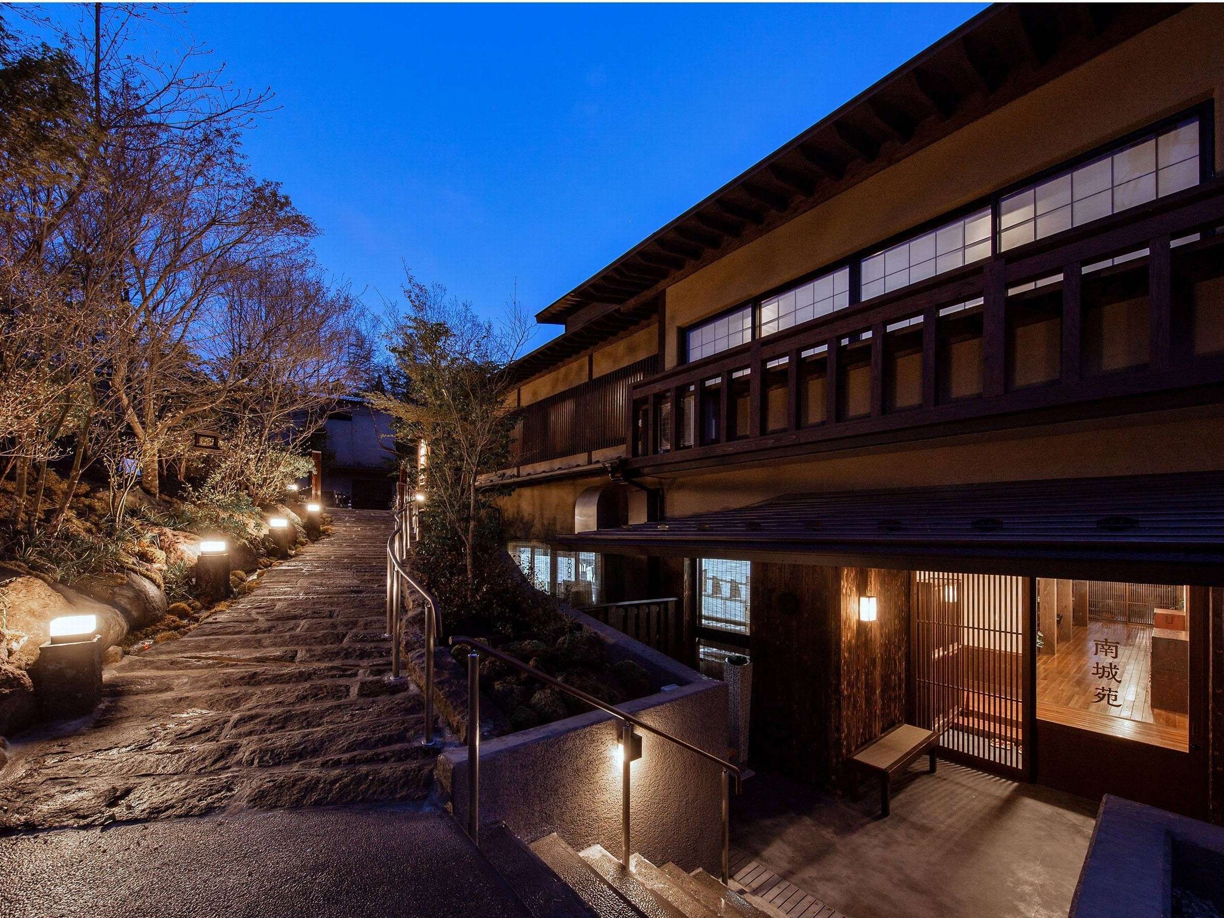 旅館 南城苑 — 熊本県南小国町・黒川温泉中心部の高台 · 木造の外観