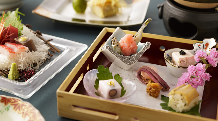 奈良屋 — 草津温泉 · 群馬の旬の素材を使う会席料理の八寸と向付