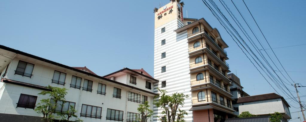 ホテルますの井 — 豊後大野市三重町 · 三重町駅から徒歩3分、塔屋に看板を掲げた白い外観