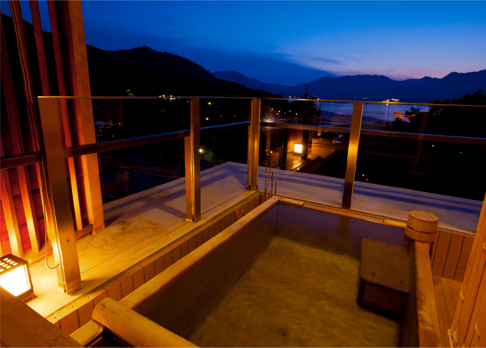 宮島グランドホテル有もと — 宮島・南町 · 夕暮れの瀬戸内海を望む檜の露天風呂付き客室