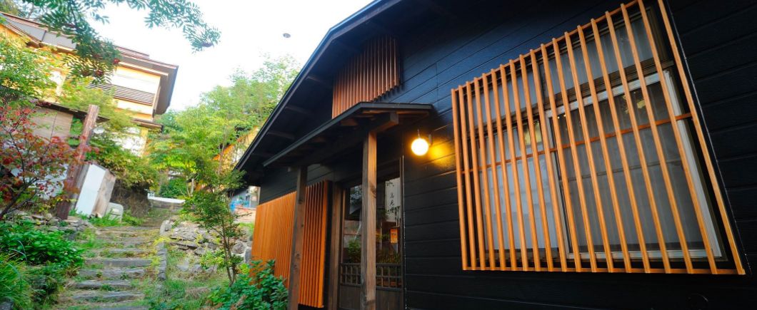 深山荘 高見屋 — 山形市蔵王温泉 · 伝統的な蔵を一棟改装した離れの別邸「雛蔵」の外観