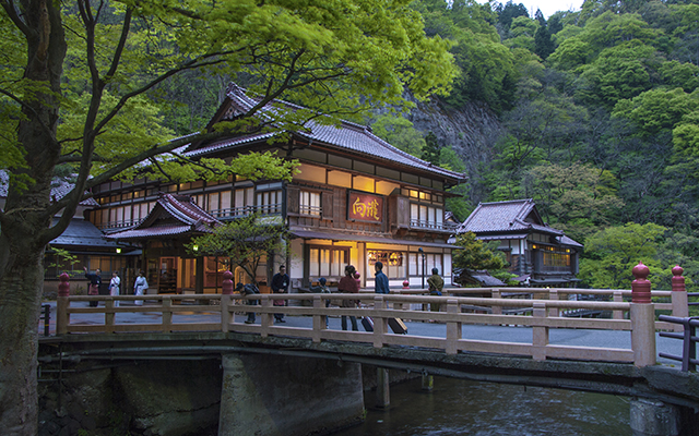 向瀧 — 会津若松市・東山温泉 · 湯川に架かる橋の先に建つ大正期の玄関棟(国の登録有形文化財)