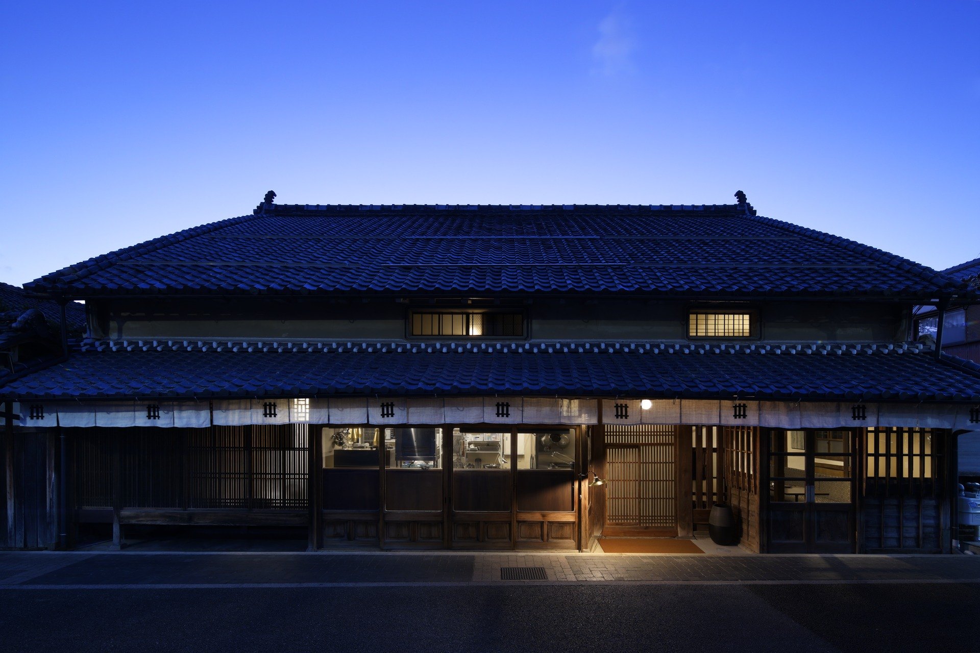 篠山城下町ホテル NIPPONIA — 丹波篠山・西町 · 明治期の銀行頭取邸を改装したフロント棟ONAEの夕景