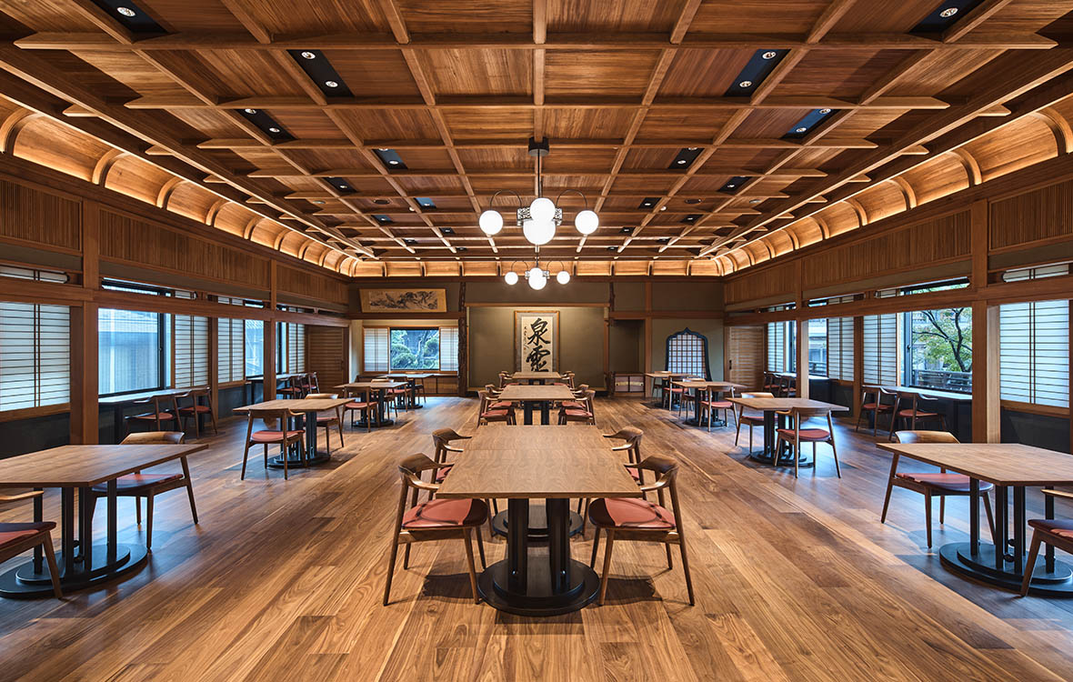 西村屋本館 — 城崎温泉 · 朝食会場「泉霊の間」、桐の格天井が架かる100畳の大広間