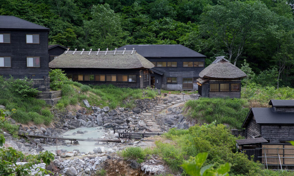 乳頭温泉郷、ブナ林に守られた七つの湯宿 — 秋田の山ふところで代を継ぐ名旅館