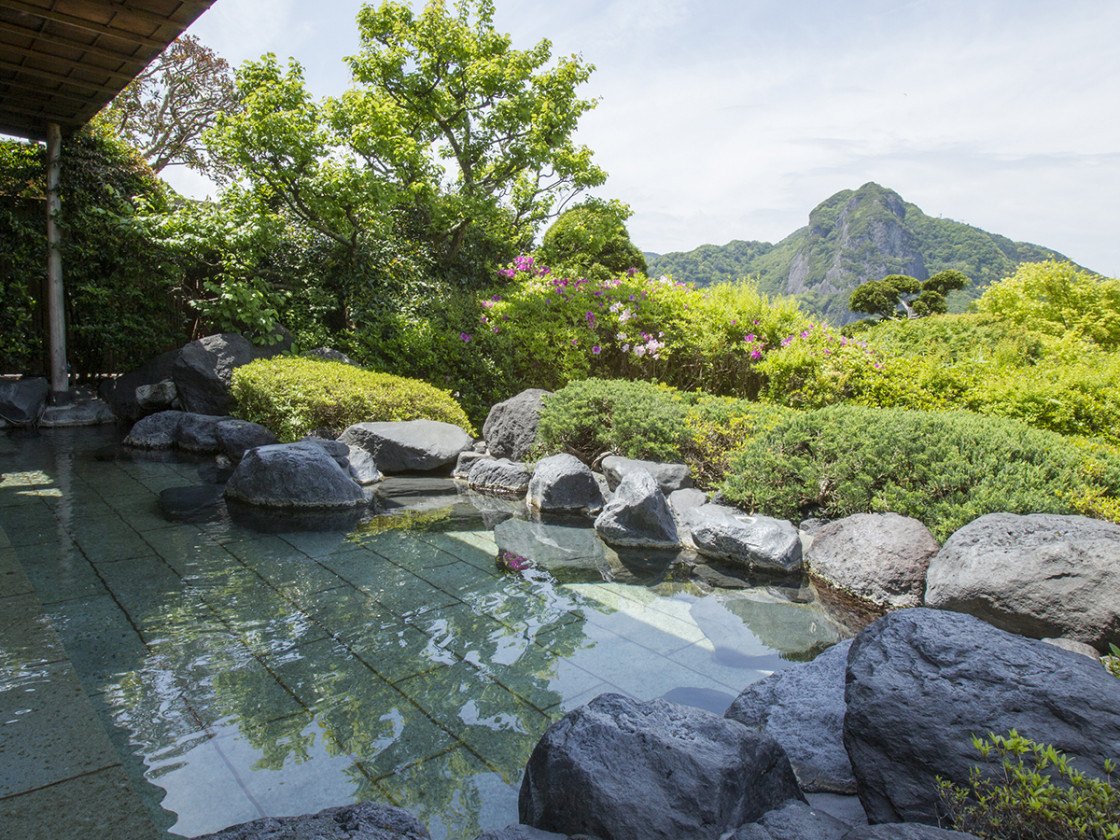 大仁ホテル — 伊豆の国市・大仁温泉 · 城山を望む庭園の露天風呂(公式サイトの写真)