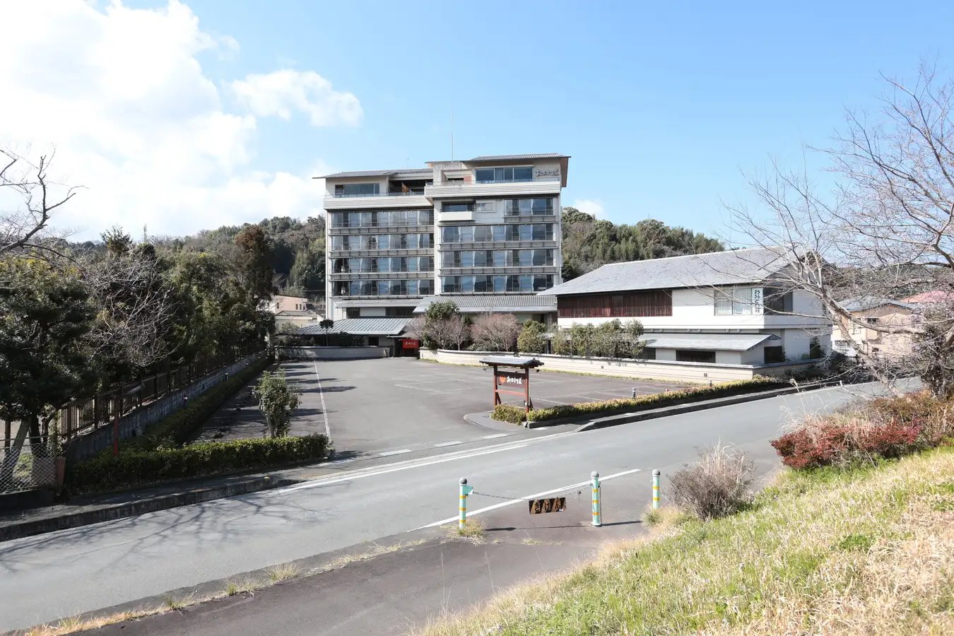 おおとり荘 — 伊豆長岡温泉・古奈 · 前庭の駐車場から見た建物の外観(公式サイトの写真)