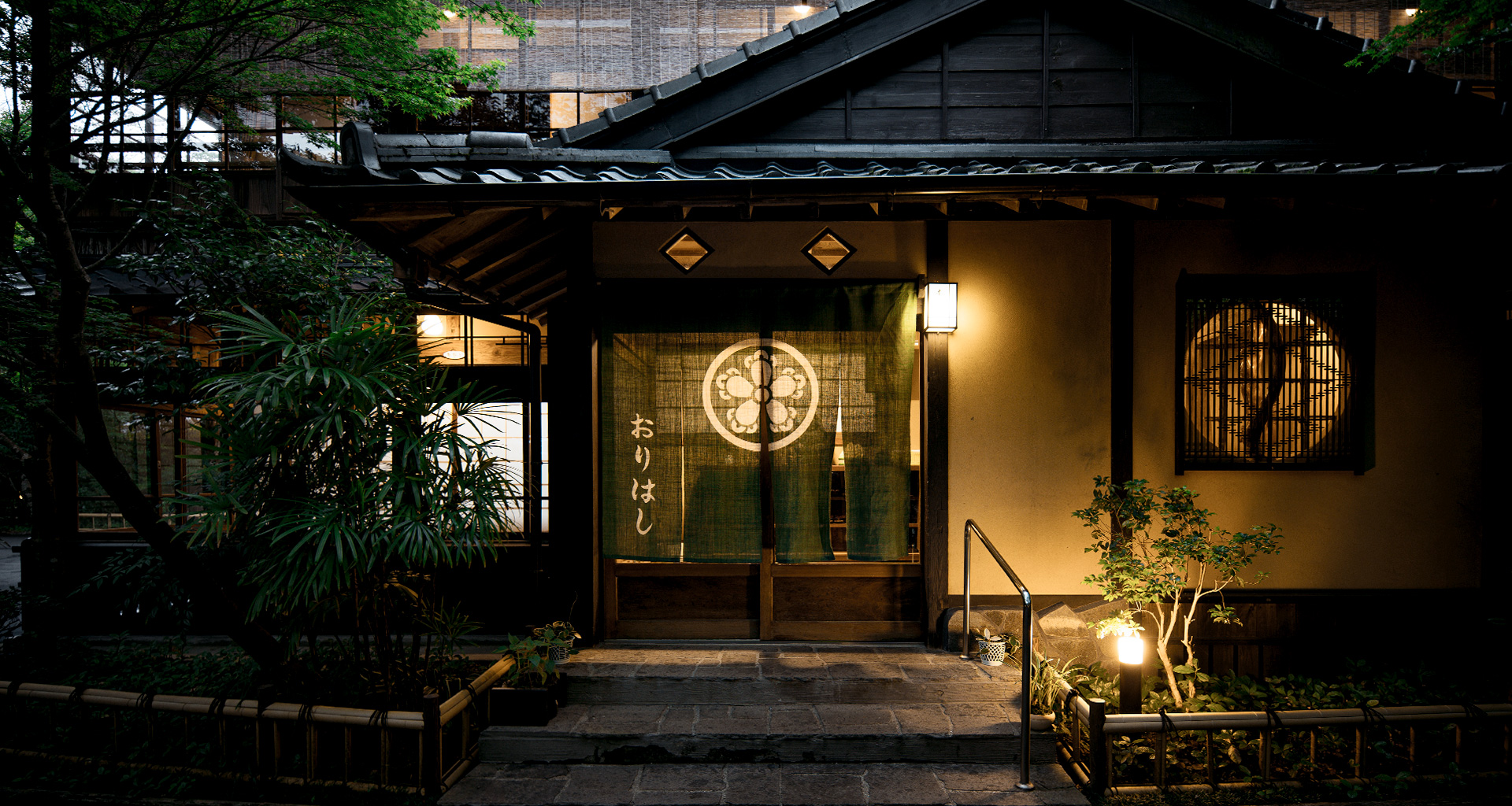 おりはし旅館 — 霧島市・妙見温泉 · 暖簾の掛かる大正建築の本館玄関の夕景