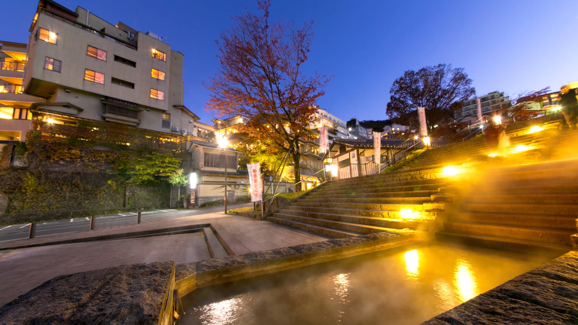 お宿 玉樹 — 群馬県渋川市・伊香保温泉 · 石段街の上り口に建つ旅館と夕暮れの石段