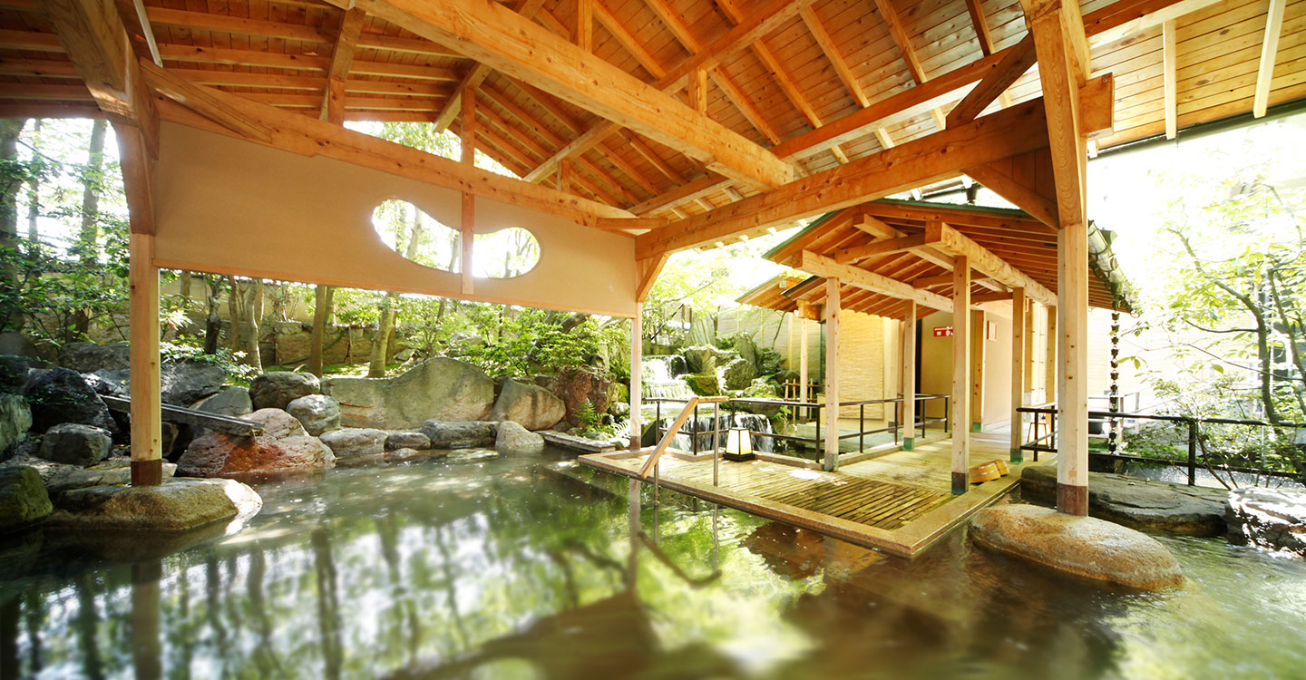 瑠璃光 — 石川県加賀市・山代温泉 · 庭園と滝を配した男性用の岩造り露天風呂「日光の湯」