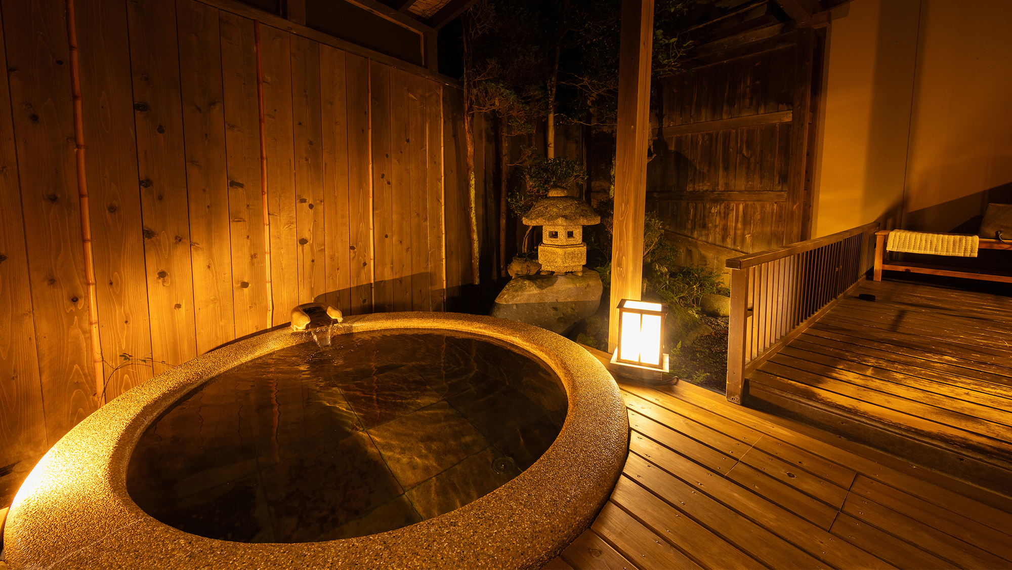 彩花亭 時代屋 — 山形県上山市葉山 · 坪庭に面した円形の石造り客室露天風呂と灯籠の夜景