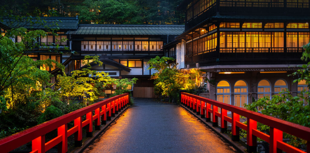 四万温泉の積善館、元禄四年から続く湯と建築の連続性 — 昭和五年の元禄の湯、昭和十一年の山荘、昭和六十一年の佳松亭