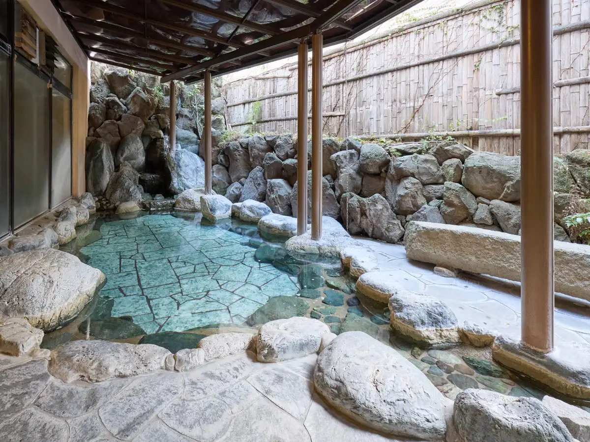 修善寺温泉 ホテル滝亭 — 伊豆市修善寺 · 岩を組んだ露天風呂。大浴場に露天とジャグジーを備える