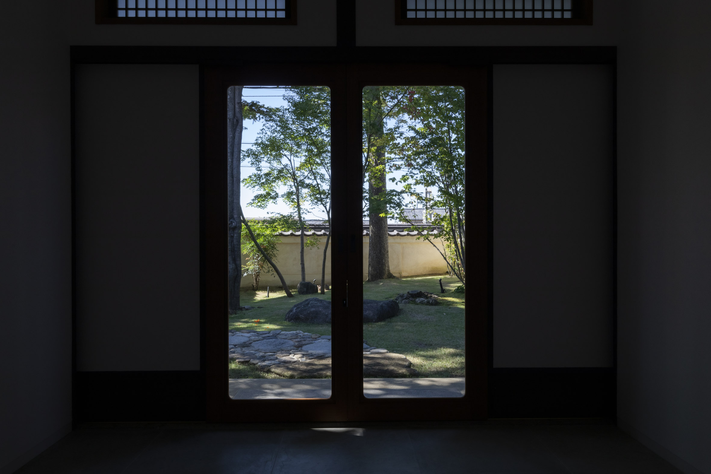 翠門亭 — 奈良市高畑町 · 1923年竣工の数寄屋住宅から土塀に囲まれた庭を望む