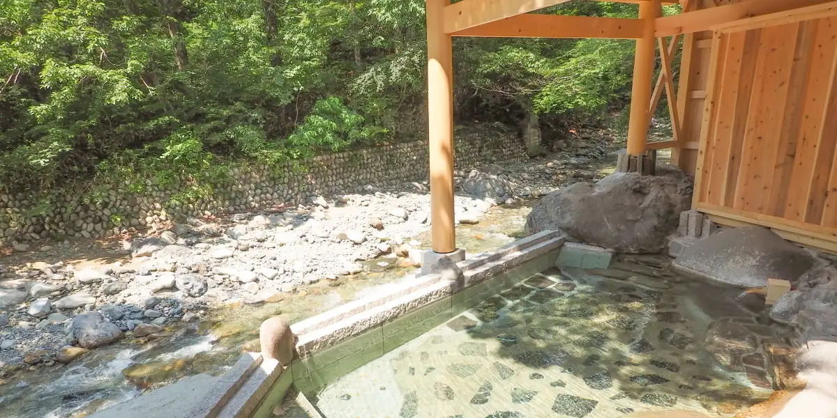 金盛館せゝらぎ — みなかみ町谷川 · 谷川のほとりに設けられた混浴露天風呂「せゝらぎの湯」