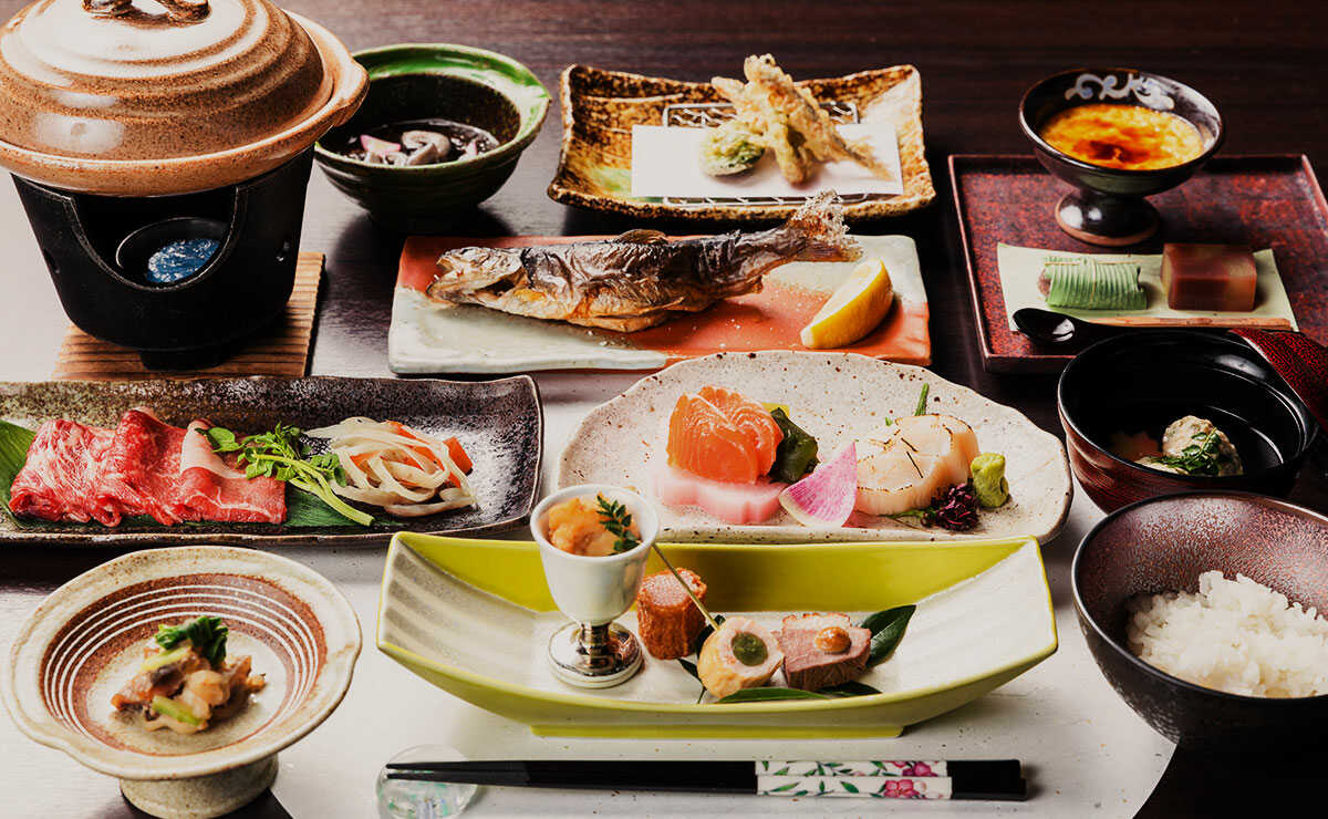 蔦温泉旅館の夕食 — 十和田市・蔦温泉 · レストランで出る季節の会席料理の一例
