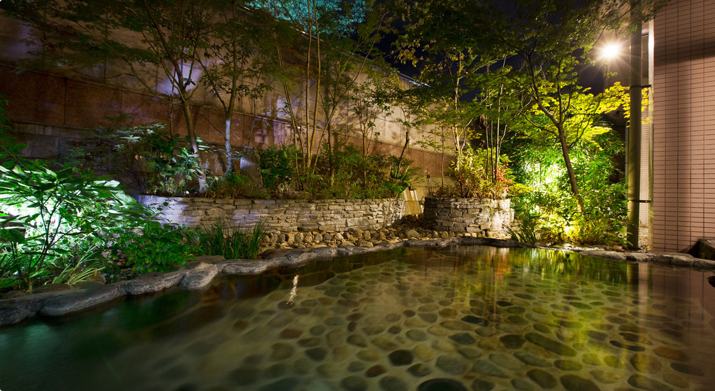 嬉野温泉 ホテル華翠苑 — 佐賀県嬉野市 · 緑に囲まれた露天風呂の夜景