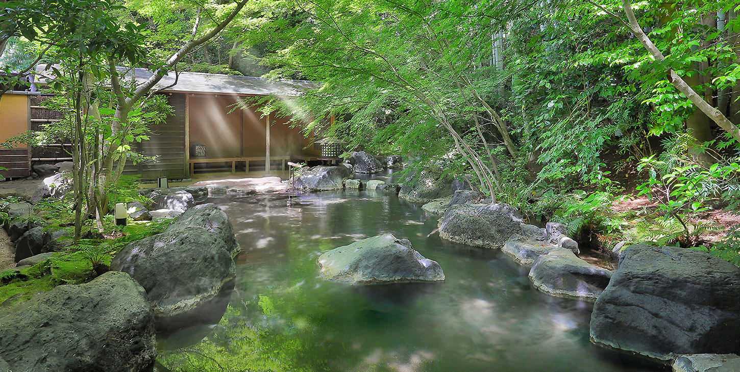 柳生の庄 — 修善寺温泉 · 竹林と木立に囲まれた石組みの大露天風呂