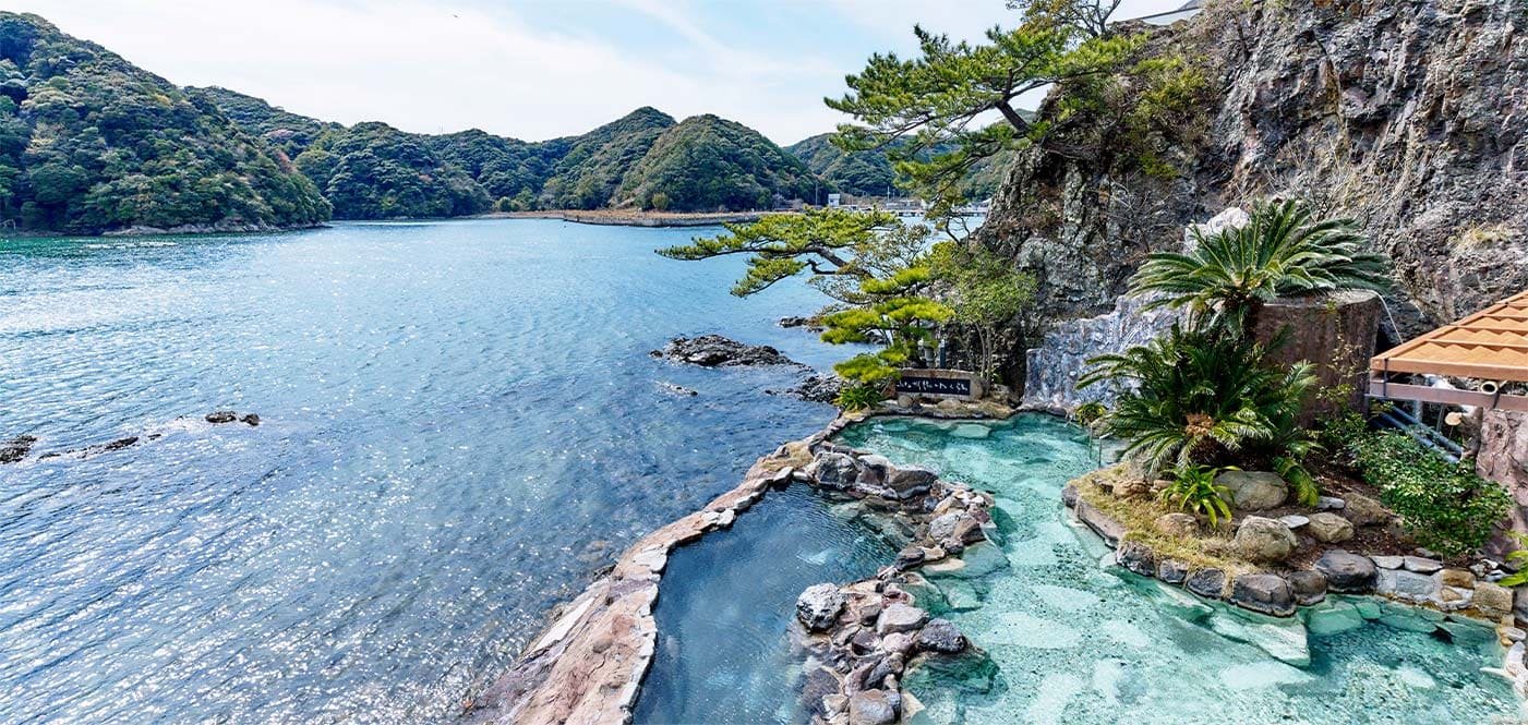 碧き島の宿 熊野別邸 中の島 — 和歌山県那智勝浦町 · 勝浦湾に面した露天風呂「紀州潮聞之湯」