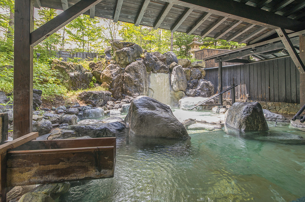 草津ナウリゾートホテル — 群馬県草津町 · 万代鉱源泉を掛け流す岩造りの露天風呂
