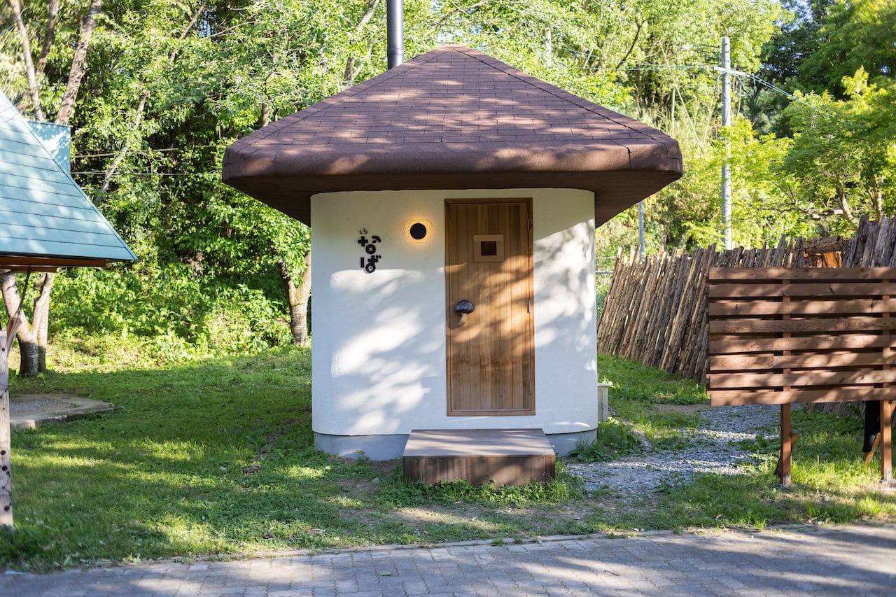 里の旅リゾート ロッジきよかわ — 豊後大野市清川町 · 奥岳川のほとりに建つしいたけ形の小屋サウナ
