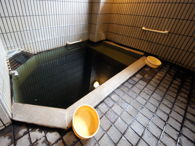 旅館勘七湯 — 大崎市東鳴子温泉 · 深い色の重曹泉を湛えた小浴室「薬湯・不老泉」