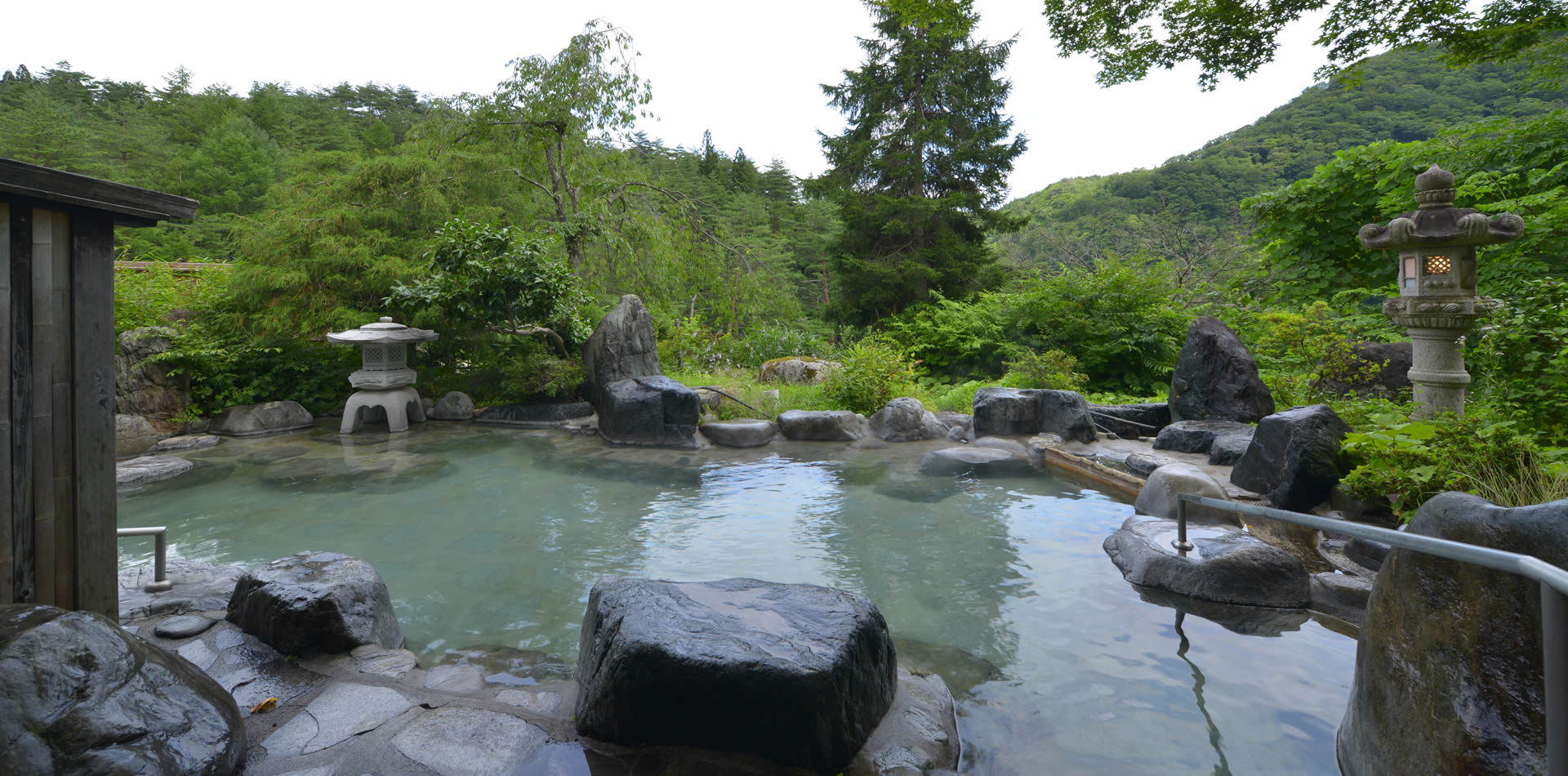 旬樹庵 琢ひで — 大崎市中山平温泉 · 石灯籠と岩組みに囲まれた混浴露天風呂「長生の湯」