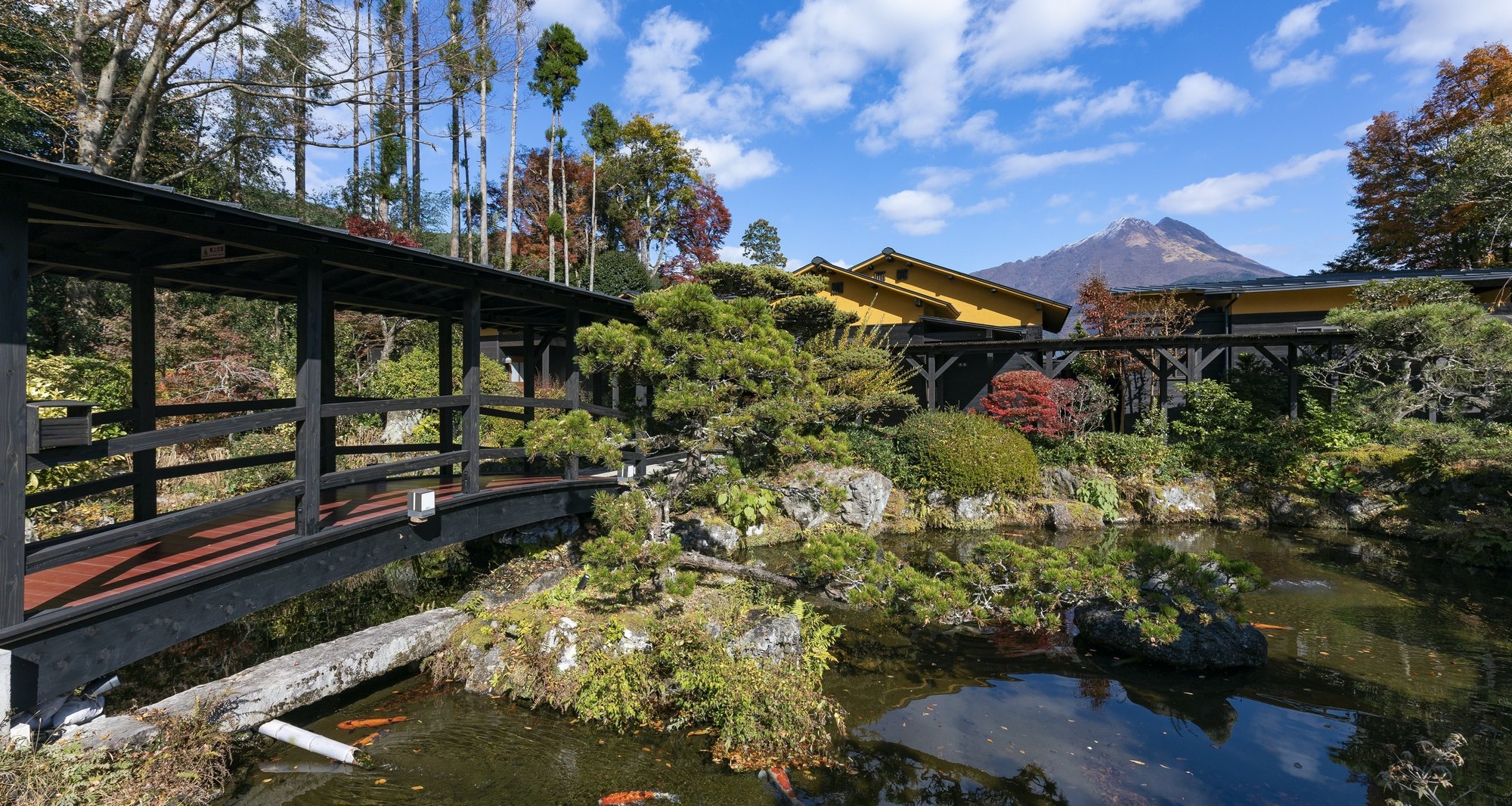 由布の彩 YADOYA おおはし — 由布院・川北 · 池泉の庭と回廊の向こうに由布岳を望む