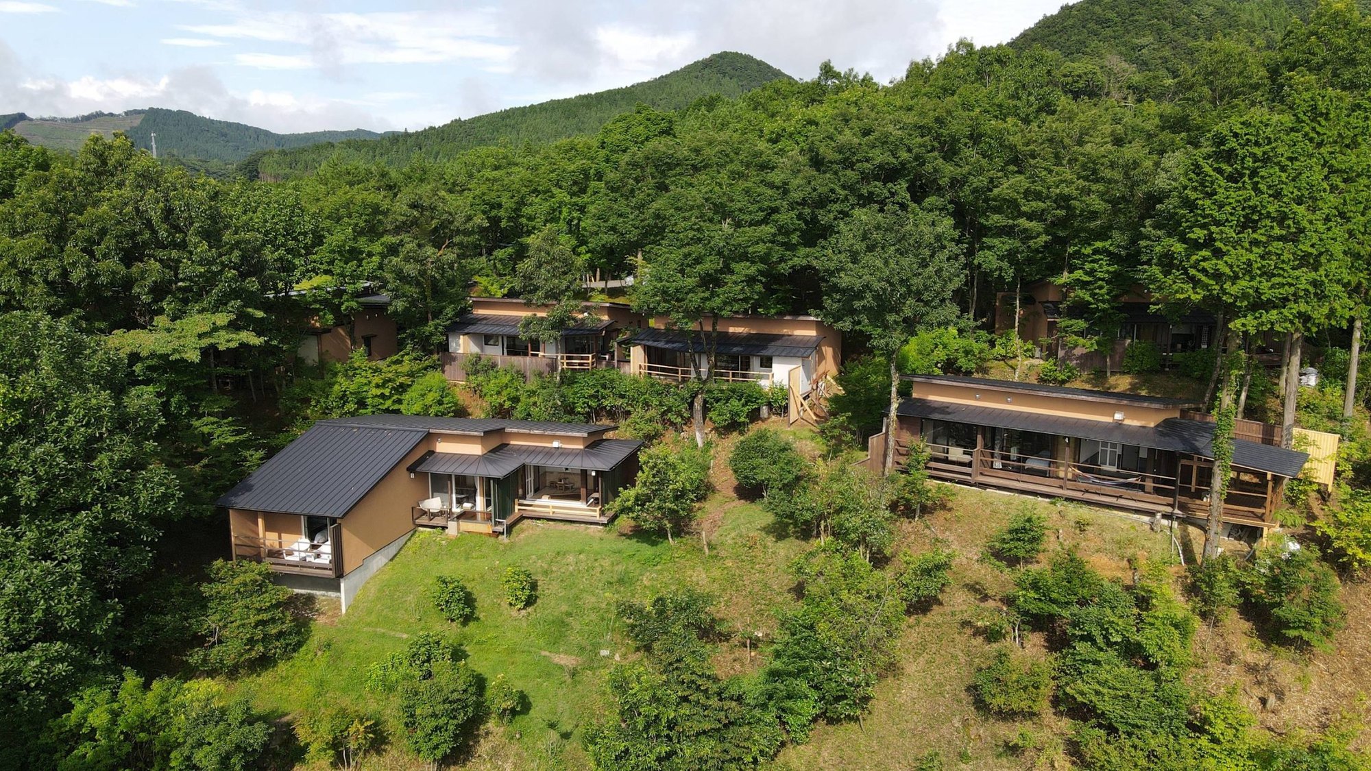 草屋根の宿 龍のひげ — 由布院・川西 · 東斜面の森に点在する離れの棟